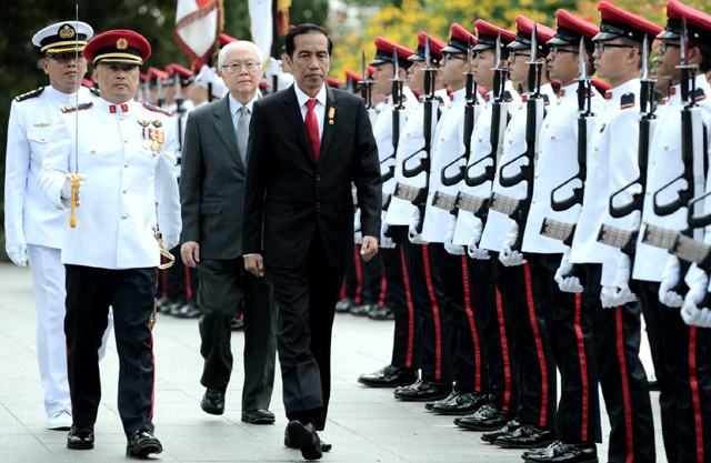 Kunjungan Jokowi - Apa yang ada dipikiran anda tentang foto tentara singapure ?