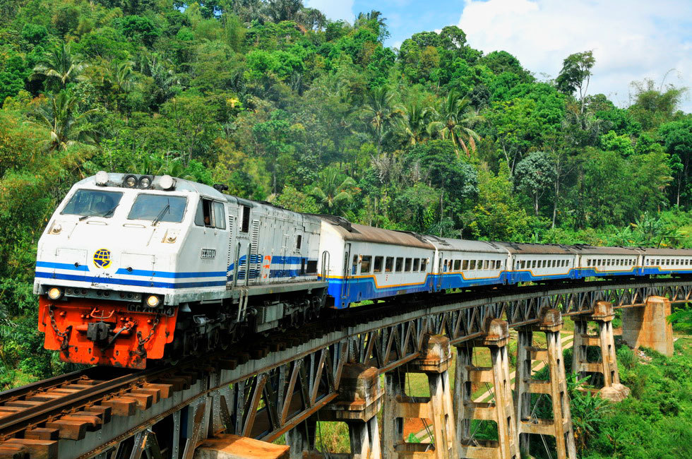 Horee ! Akhirnya setelah sekian lama dibangun juga jalur kereta api di Kalimantan ! 