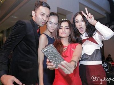 Luna Maya Selfie Bareng Cut Tari
