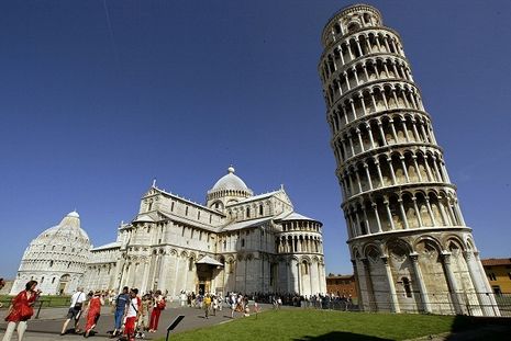 Apakah Menara Miring Pisa Sengaja Dibuat Miring?