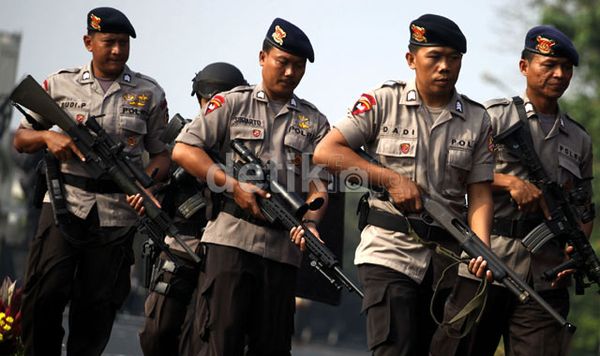 &#91;Hanya d jaman wiwi&#93; Polisi vs polisi di batam, tukang parkir dan satpam yg jd korban