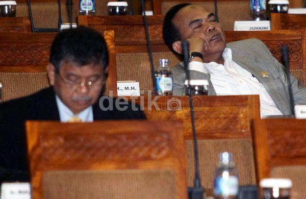 Meme anggota DPR/DPRD tidur marak di medsos terkait RUU Pilkada