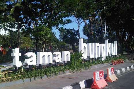 Datang ke Taman Bungkul, Jokowi Disapa Hangat Warga Surabaya 