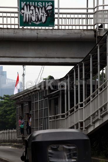 Papan Plang Busway Dicoret Tangan-Tangan Jahil...