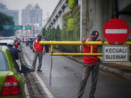Petugas TransJ ini Pasrah 'Dibobol' Rombongan Mobil Pribadi