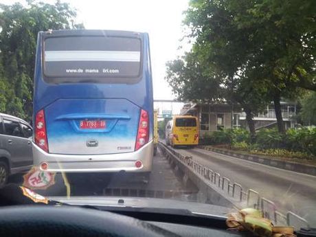 Bus Plat Merah 'Enjoy Jakarta' Masuk Busway