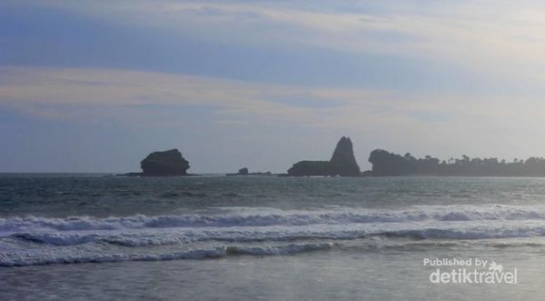 Menikmati 2 Pantai Indah di Jember Saat Senja