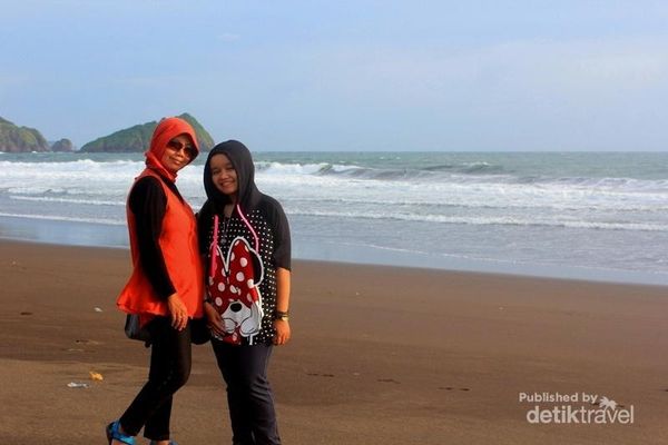 Menikmati 2 Pantai Indah di Jember Saat Senja