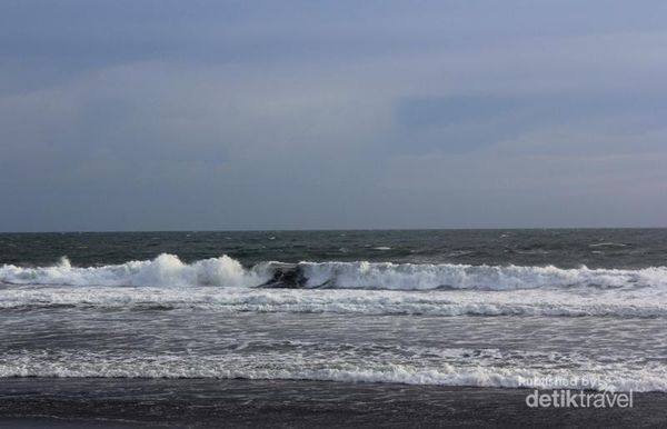 Menikmati 2 Pantai Indah di Jember Saat Senja