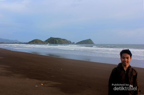 Menikmati 2 Pantai Indah di Jember Saat Senja