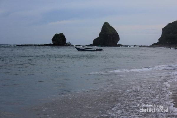 Menikmati 2 Pantai Indah di Jember Saat Senja