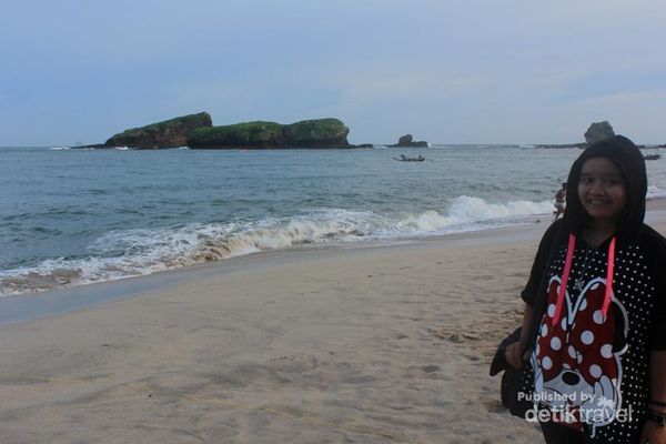 Menikmati 2 Pantai Indah di Jember Saat Senja