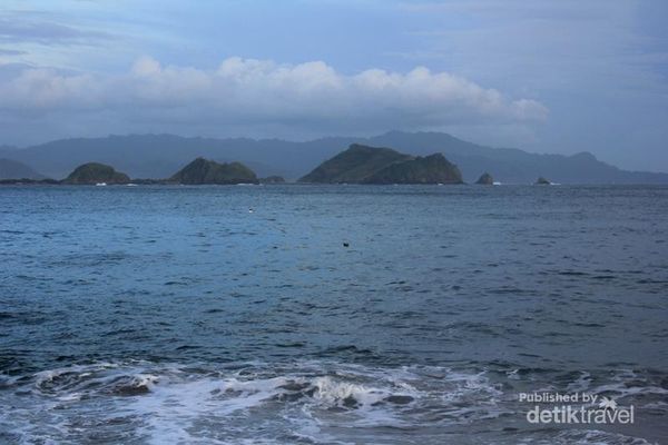 Menikmati 2 Pantai Indah di Jember Saat Senja