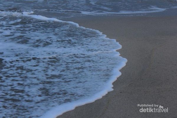 Menikmati 2 Pantai Indah di Jember Saat Senja