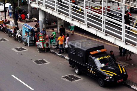 Satpol PP dan PKL Akur di Pinggir Jalan Protokol Sudirman