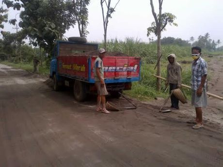 Bapak Ini Punya Cara Jitu Memanfaatkan Abu Vulkanik Bekas Erupsi