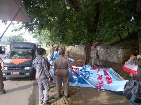 12 Ribu Atribut Kampanye 'Caleg Nakal' dicopot Satpol PP Jaktim