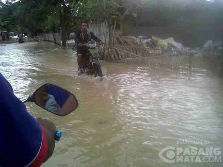 { Thraed Sepi } Banjir 30 Cm Hingga 1,5 Meter Rendam 7 Perumahan Penduduk di Bekasi