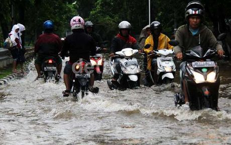 Jakarta Terus Diguyur Hujan, Jalanan Mulai Tergenang