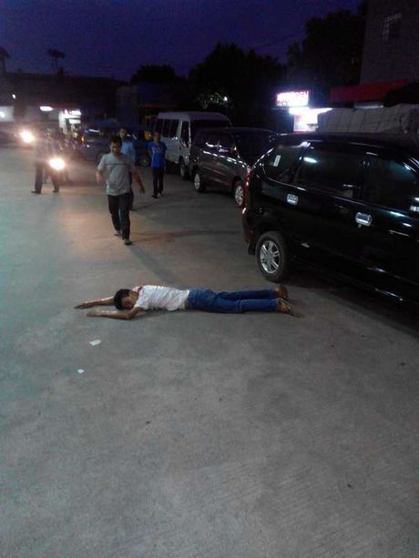 (MASALAH SEPELE) Gara-gara Serempetan, Sopir Angkot Adu Jotos hingga Pingsan