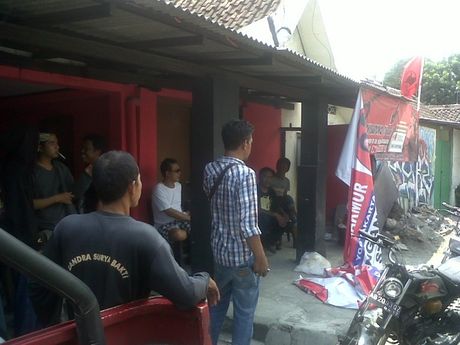 &#91;GAWAT&#93; Posko PDIP di Yogya Dirusak Orang, Spanduk Bergambar Mega-Jokowi DIBAKAR