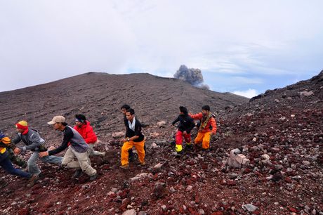 Gunung Slamet erupsi, ada pendaki yang sedang berada di puncaknya