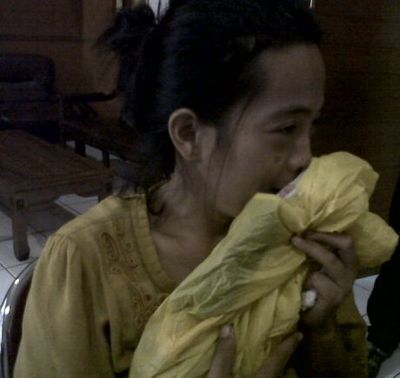 Bangun Tidur,Ibu Gendong Anaknya,Di Masukin Toren,Mati.