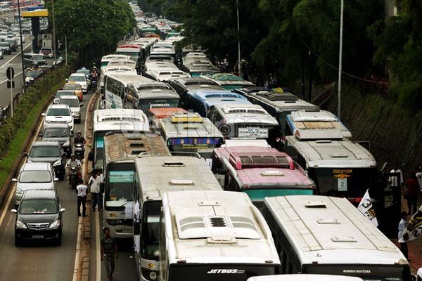 begini ya contoh yang namanya kampanye? (Jalan Gatot Subroto Mirip Terminal Bus)