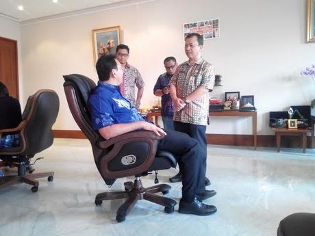 { Kocak } Ini Gaya Ahok Kala Mendapat Hadiah Kursi Baru nan Mewah
