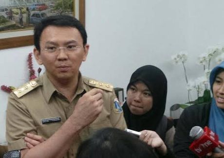 Habis Gebrak Meja Eh Sekarang Ahok Pukul Mobil Dinas