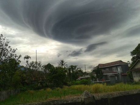 muncul-awan-berbentuk-unik-di-padang-panjang