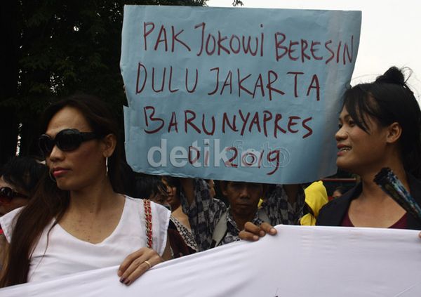 { Foto News } (Hanya) Waria Minta Jokowi Tetap Gubernur DKI