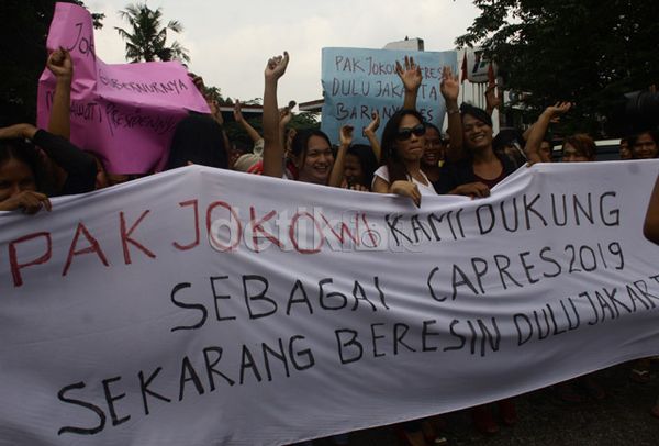 { Foto News } (Hanya) Waria Minta Jokowi Tetap Gubernur DKI