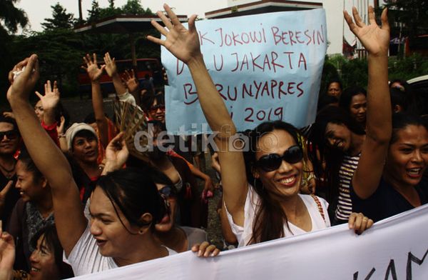 { Foto News } (Hanya) Waria Minta Jokowi Tetap Gubernur DKI