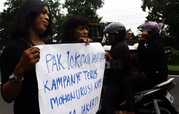 { Foto News } (Hanya) Waria Minta Jokowi Tetap Gubernur DKI