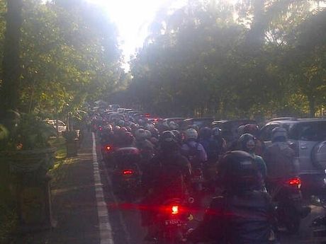 ini-kemacetan-parah-lalu-lintas-di-jl-margonda-arah-fo-ui-karena-jalan-rusak