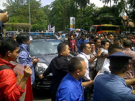 ratusan-mahasiswa-demo-jokowi-di-itb