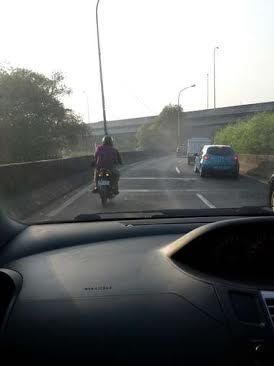 Jangan Ditiru! Pemotor Ini Masuk Tol Untuk Menghindari Macet