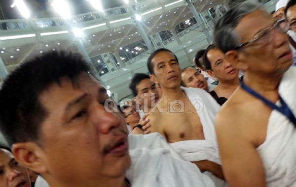 [PANASBUNG MULAI PANIK] Duh, Pakaian Ihrom Jokowi Salah saat Umroh