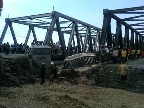 Jembatan Comal Ambles, Jalur Pantura Lumpuh!