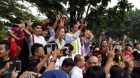 Lepas 2.500 Pemudik di Senayan, Jokowi Kibarkan Bendera 'Salam 3 Jari'