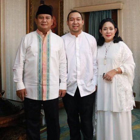 PRABOWO Posting Foto Selfie Bareng KELUARGA 