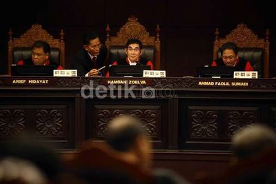 (mewek lagi bae)Tim Prabowo-Hatta Merasa 'Dikeroyok' KPU dan Tim Jokowi-JK di MK