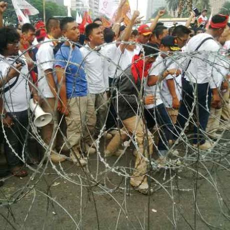 &#91;Banyak Manusia Cepak , waspada rusuh 98&#93; Orator Ajak Massa Terobos Kawat Berduri