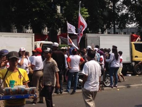 &#91;Perbaikan Gizi??&#93; Pendukung Prabowo Antre Panjang di Samping Gedung BI 