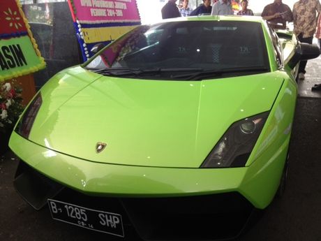 Ada Lamborghini Parkir di DPRD DKI, Milik Siapa?