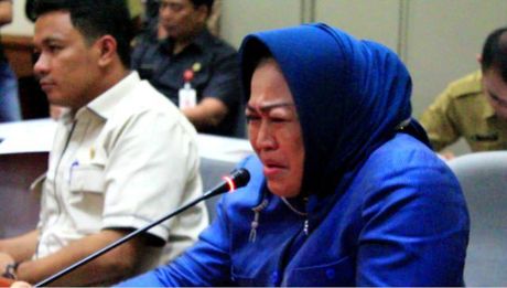  Gubernur Riau Cabul dan Didemo, Anggota DPRD Ini Menangis