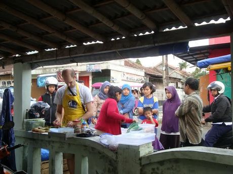 Bule AS Ini Rela Berjualan Burger di Pinggir Jalan Demi Kesembuhan Istri