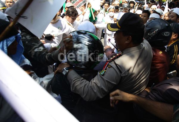 Kapolda Metro dan Ratusan Polisi Datangi Markas FPI di Petamburan 