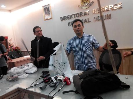 [Ada - ada Saja]Ini Dia yang Digunakan FPI Saat Mengamuk di DPRD DKI Jakarta 